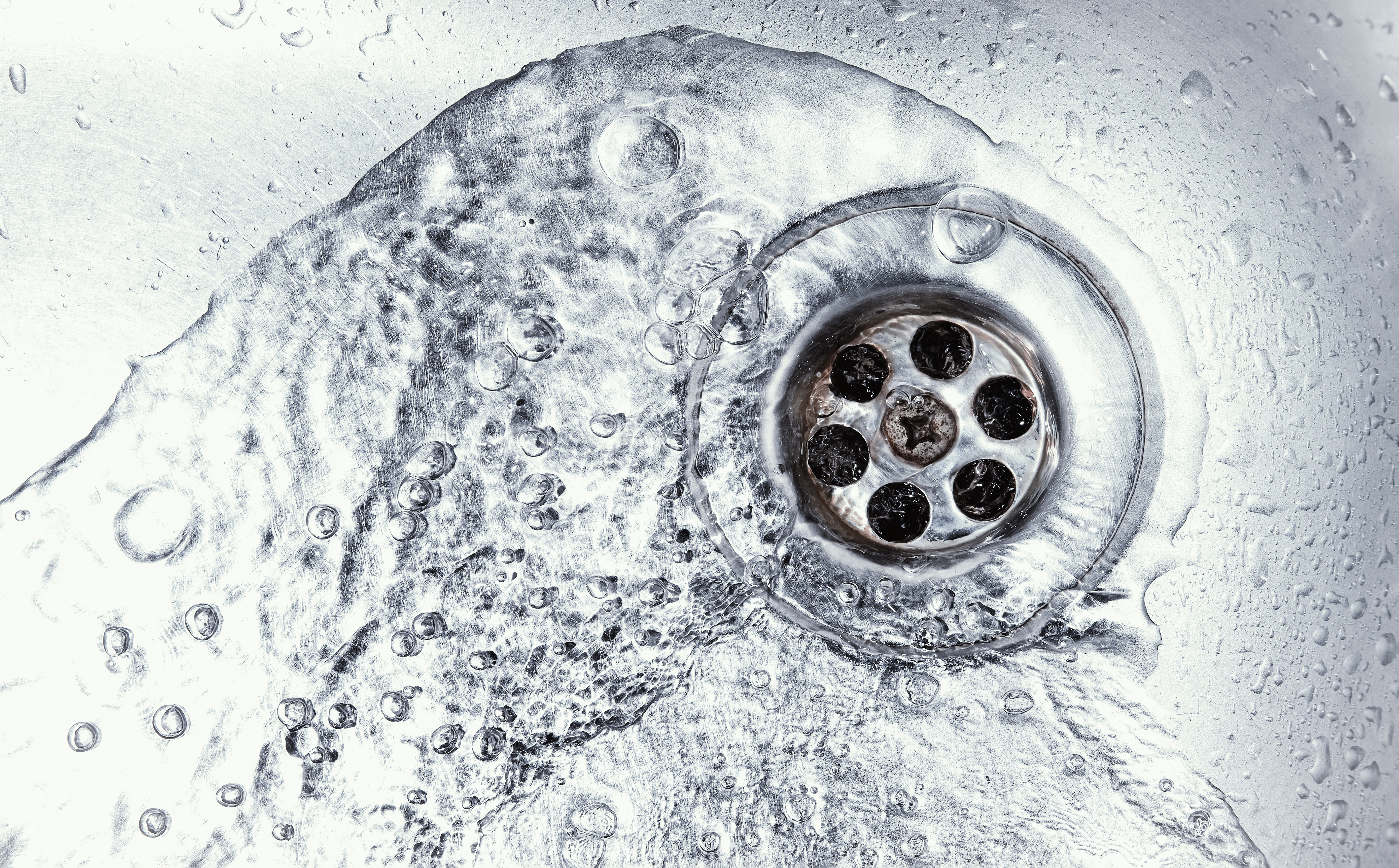 Vand, der løber ud af en køkkenhåndvask: Spildevand. 