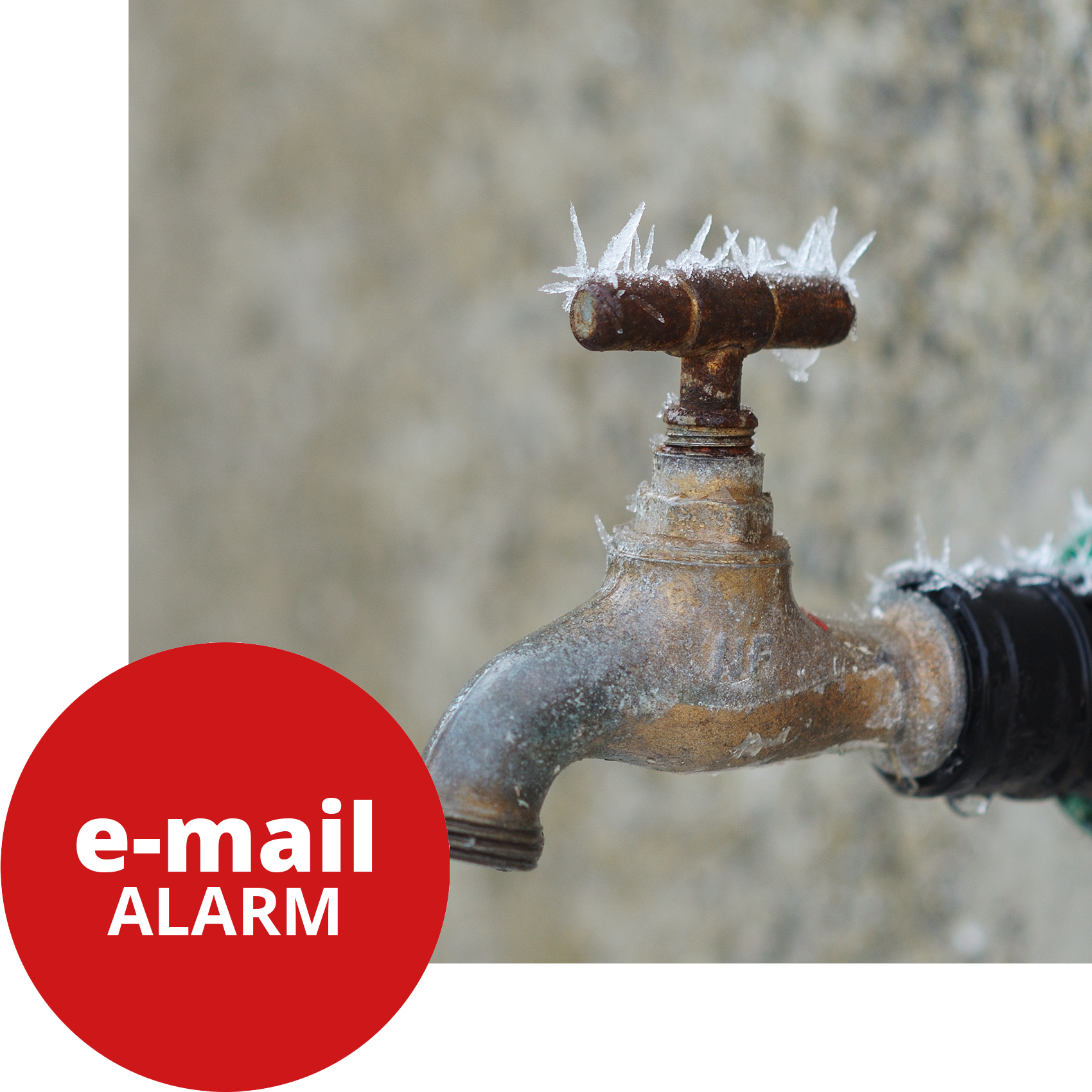 Udendørs vandhane med frost på og skilt, der siger e-mail alarm.