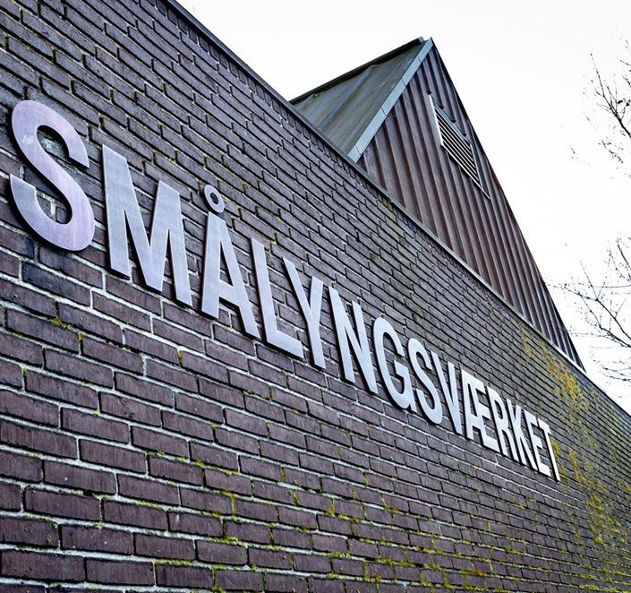 Smålyngsværkets logo og navn på bygning