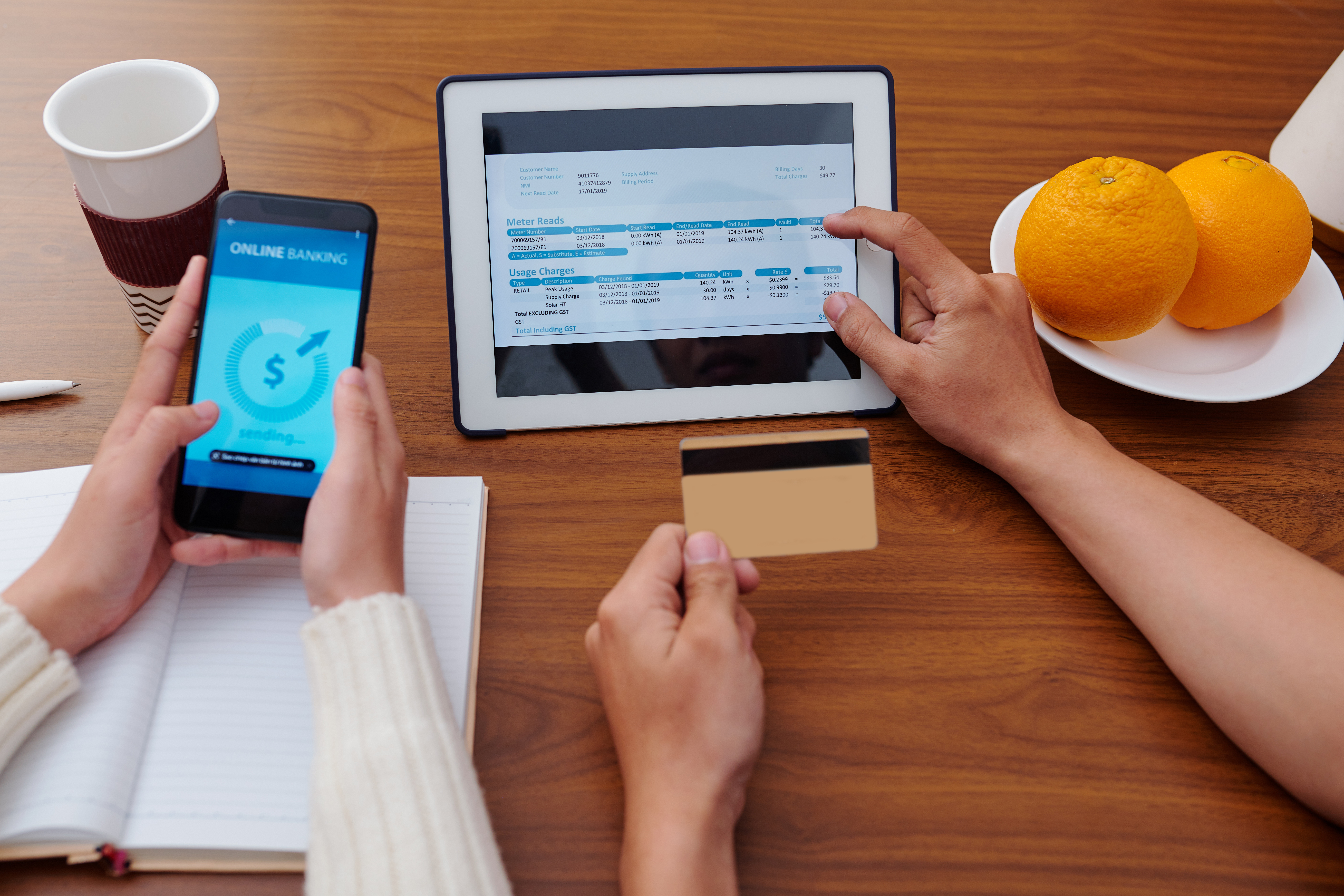 Par  kigger elregning igennem.