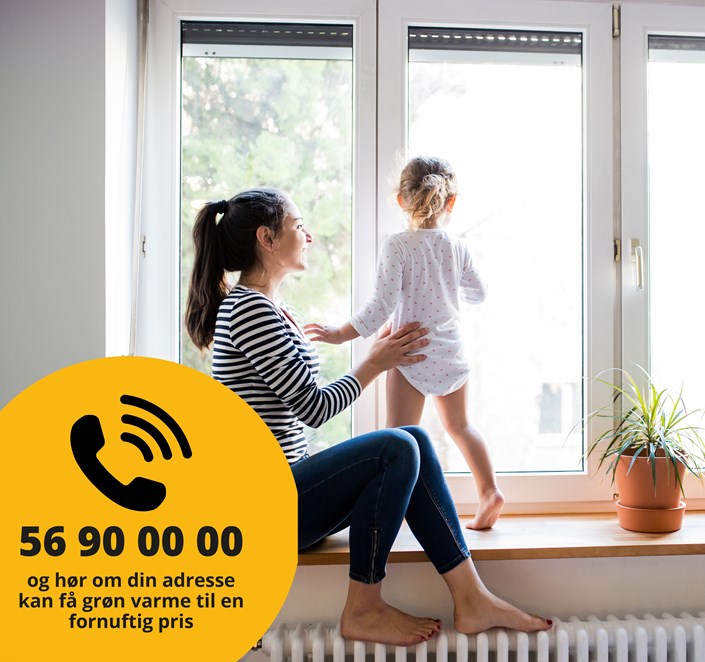 Fjernvarme. Mor med barn. Fødderne på en radiator.