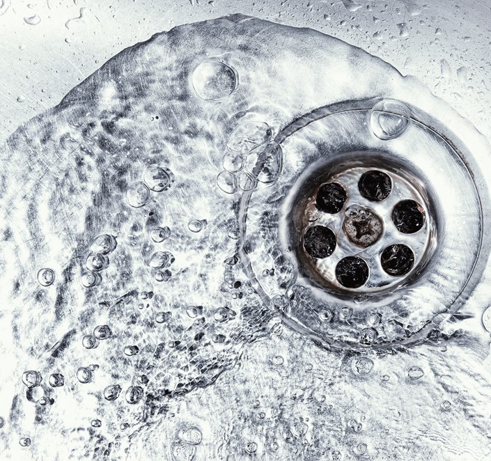 Vand, der løber ud af en køkkenhåndvask: Spildevand.